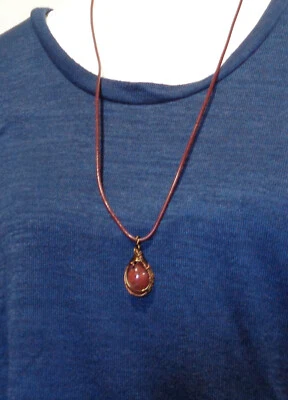 Hermoso colgante artesanal de ágata envuelto en cobre de 1", en cordón de cuero de 25" Foto 1 de 4