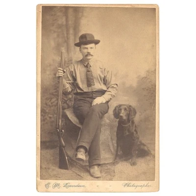 TARJETA DE GABINETE - CAZADOR CON RIFLE Y PERRO VISALIA CALIFORNIA Foto 1 de 2