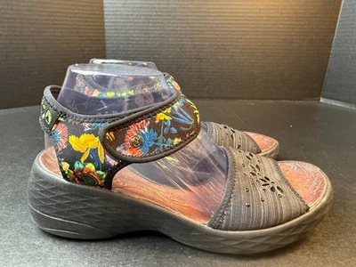 Sandálias femininas Bzees Jemma 9,5M floral/preto conforto alça no tornozelo cravejada - Imagem 1 de 4