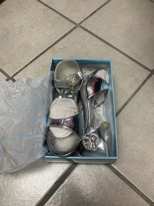 Zapatos de tacón de vestir con pedrería plateados talla 4 para niñas nuevos en caja... Ver descripción - Imagen 1 de 8