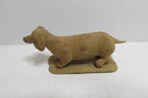 1984 HAND CARVED WOODEN DACHSHUND FIGURINE - Picture 1 of 3