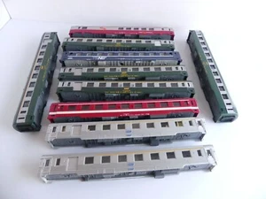 JOUEF 10 CAISSES + CHASSIS VOITURES VOYAGEURS DIVERS SANS TAMPON / SANS BOGIE - Foto 1 di 13