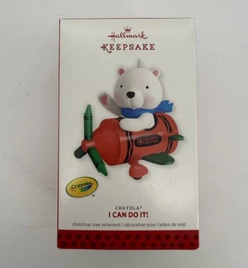Hallmark Keepsake 2013 Crayola I Can Do It! Bär im Flugzeug Weihnachtsschmuck - Bild 1 von 2