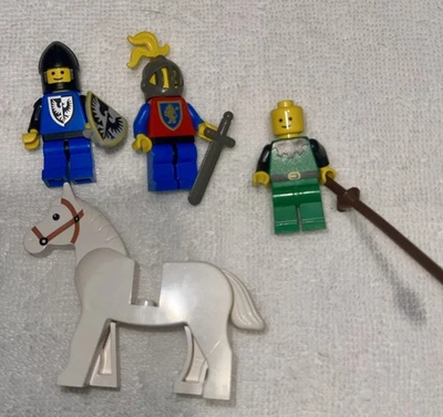 Vintage LEGO 6085 Castle Knight Mini Figures & Accessories with Horse 9 pieces  - Image 1 of 4