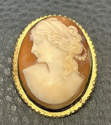ANTIQUE VICTORIAN 1900'S ITALIAN? Gold Tone CARVED SHELL CAMEO BROOCH PIN - Image 1 of 4