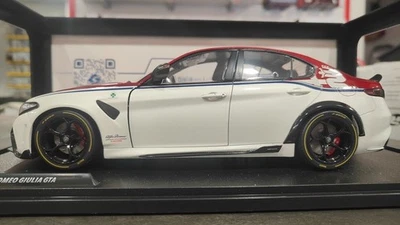 Alfa Romeo Giulia GTA-M 2023 white-red 1-18 solido Diecast modellino auto - Immagine 1 di 4