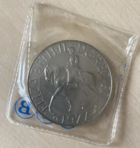 1977 Silver Jubilee Crown Elizabeth II Commemorative Coin Uncirculated - Picture 1 of 2