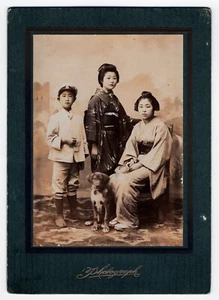 RETRATO FAMILIAR CON PERRO ERA MEIJI/TAISHO: KIMONOS: FOTO JAPONESA VINTAGE - Imagen 1 de 3