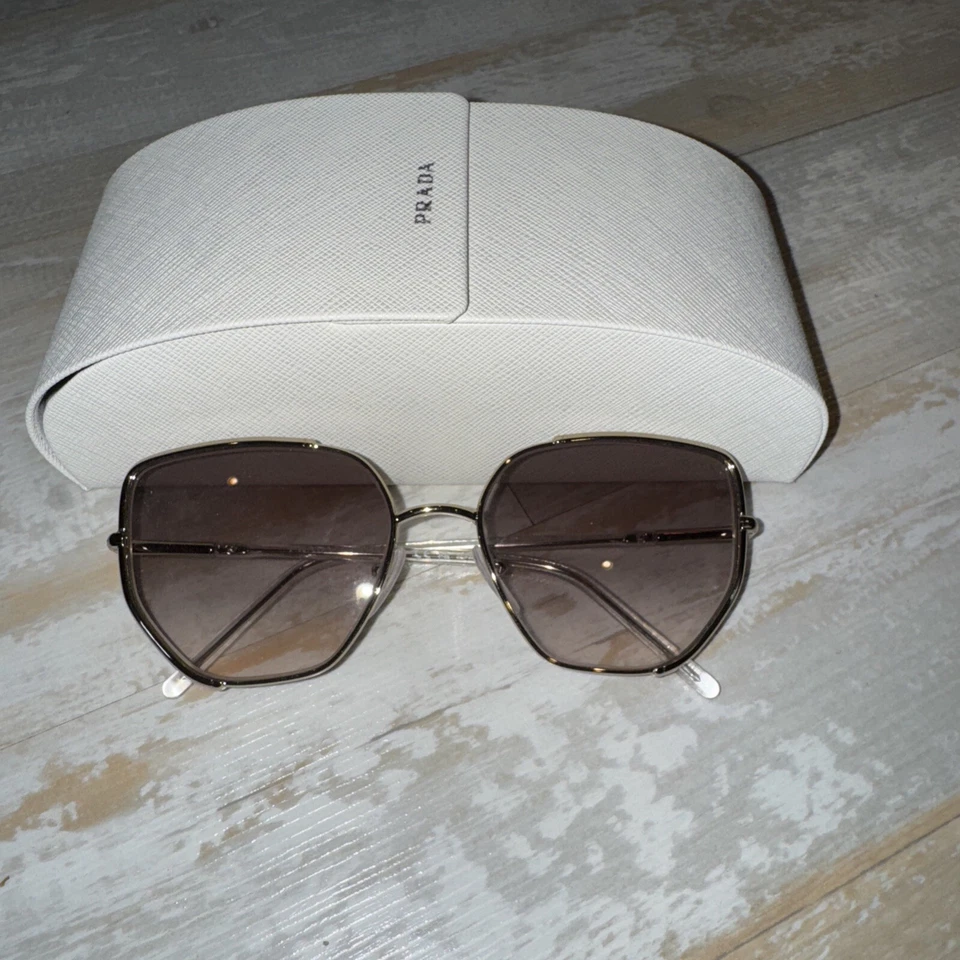 Очки солнцезащитные Prada PR50WS ZVN4K0 58 мм бледно-золотистые / розовые градиентные серые линзы - Изображение 1 из 4