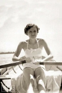 Eva Braun fährt ein Boot 2.WK Foto Hochglanz 4*6 in ζ009 - Bild 1 von 2