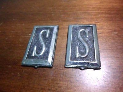 Oldsmobile Cutlass Supreme 1975 - Par de emblemas de panel de puerta interior Foto 1 de 4