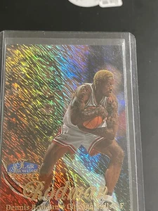 DENNIS RODMAN 1997 98 FLAIR VETRINA GRACE FILA 1 SEC 2 POSTI 13 CHICAGO BULLS - Foto 1 di 3