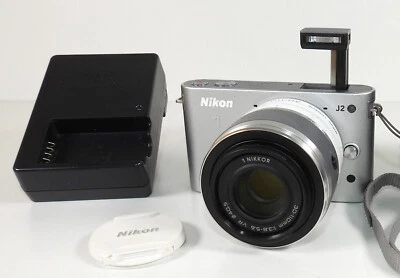 Nikon 1 J2 Digitalkamera silber 30-110mm 3.8-5.6 VR silber/weiß Hybrid-AF * - Bild 1 von 4