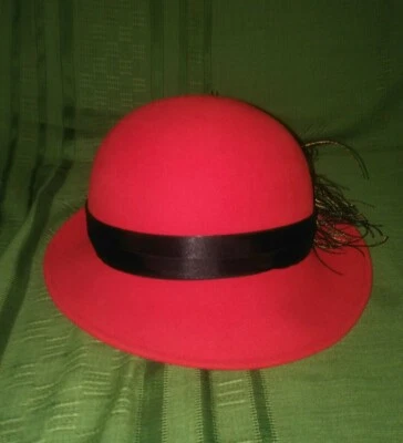 Sombrero clásico de iglesia/vestido/fantasía para mujer Mr. John con pluma, rojo y negro, lana Foto 1 de 4