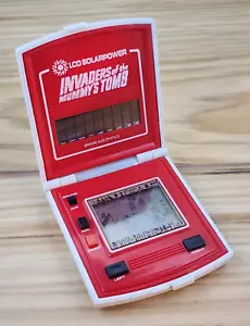 Gioco solare portatile vintage 1982 Bandai Invader’s Of The Mummy's Tomb - TESTATO - Foto 1 di 6