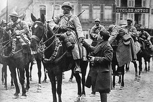 WW1 - Cavaliers français à Hesdin le 14 avril 1918 - Picture 1 of 1