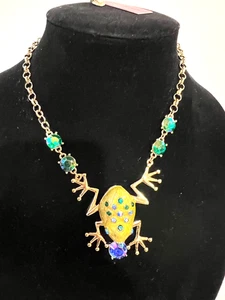 COLLAR BETAY JOHNSON CAPRICHOSO COLGANTE RANA METAL ESTRÁS - Imagen 1 de 6