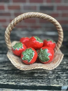 Cesta tejida de cerámica vintage con mango retorcido de fresas rojas fruta G8 - Imagen 1 de 11
