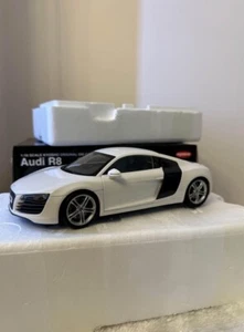 Kyosho 1:18 Audi r8 Model Car - Picture 1 of 10