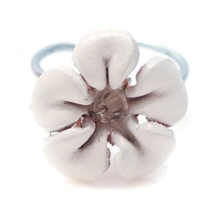 Precioso anillo ajustable de cuero genuino y cristal con flor blanca - Imagen 1 de 4