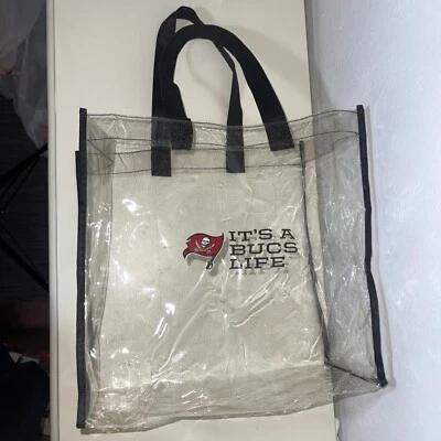 Bolsa tote de plástico reutilizável Tampa Bay Buccaneers It’s a Bucs Life transparente 12” - Imagem 1 de 4