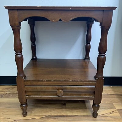 Antigua mesa auxiliar de madera maciza de nogal de 28" de la década de 1910 con cajón inferior Foto 1 de 4