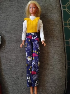 Vintage anni 60 70? Barbie bionda al ginocchio piegata Twist N Turn vestito originale Giappone - Foto 1 di 10