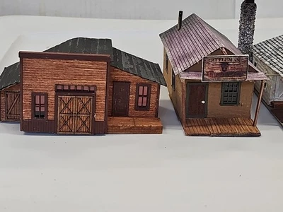 5 Ho  House/ Structure Built-up Buildings. Nice Looking, Card Stock And Wood. - Image 1 of 4