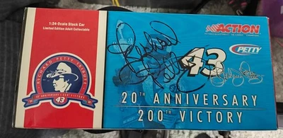 Richard Petty Action 1:24 diecast 20th Anniversary of 200th Win Autographed. - Image 1 of 4