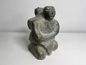 LUKE ANOWTALIK Inuit Mother and Child Inuk Eskimo Figur Kunst Basalt Stein 16cm - Bild 1 von 8