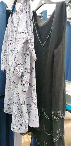 VETEMENTS Pacchetto di due vestiti da donna abito nero senza maniche e top blu spalle fredde