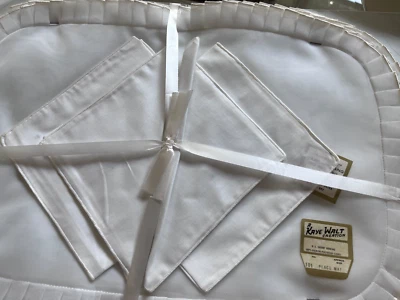 Juego de servilletas manteles individuales de organdí blanco de mesa Kaye Walt Creation de colección juego de 4 volantes - Imagen 1 de 4