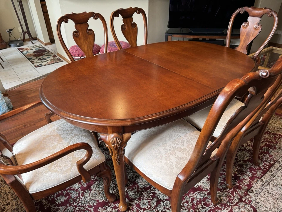 Stunning Thomasville Cherry Wood Dining Set - Image 1 of 4
