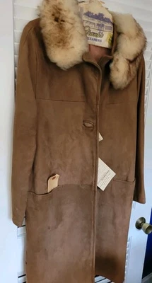 Винтажное замшевое пальто с меховым воротником в очень хорошем состоянии боковые вентиляционные отверстия и 2 кармана - Изображение 1 из 3