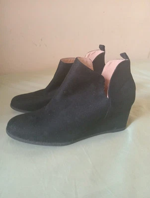 Botas de gamuza negras Journee Tru Comfort de espuma con cuña talla 10 Foto 1 de 4