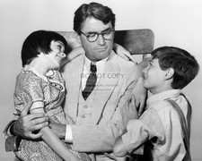 GREGORY PECK AND MARY BADHAM IN "TO KILL A MOCKINGBIRD" - 8X10 PHOTO (AZ495)
