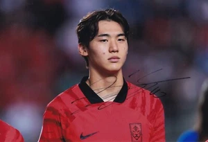 Football - Kim Ji-Soo - Hand Signed 12x8 Inch Photograph - South Korea - COA - Picture 1 of 1