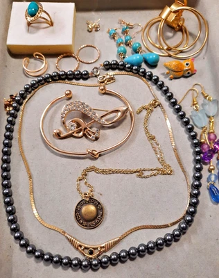 Lot de bijoux fantaisie , modernes, anciens et/ou vintage - Immagine 1 di 4