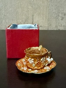 Metall handbemalt Teetasse Schmuckschatulle mit Untertasse aufklappbarer Magnetdeckel - Bild 1 von 4