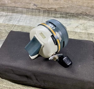 Carrete de pesca vintage ZEBCO 202 Spincast carrete profesionalmente limpio y engrasado ¡EXCELENTE ESTADO USADO! - Imagen 1 de 9