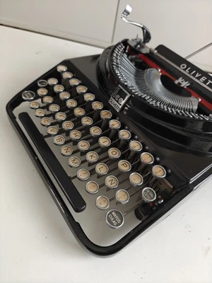 MÁQUINA DE ESCRIBIR OLIVETTI ICO MP1. HECHO EN ITALIA 1936. FUENTE PICA. DISEÑO ESPAÑOL Foto 1 de 4