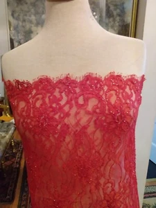 VESTIDO 41"X25" + PIEZAS SOBRANTES CUENTAS ROJO BORDE FESTONEADO CHANTILLY ENCAJE PARA RECORTAR - Imagen 1 de 17