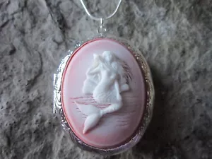 MEDAGLIONE SIRENA SU CAMMEO ROSA PLACCATO ARGENTO - VACANZA, TROPICALE, CROCIERA, MARE - Foto 1 di 4