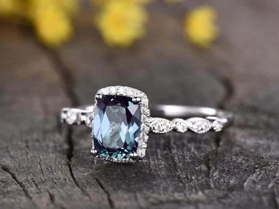 Anillo de compromiso de alejandrita creado en laboratorio de corte cojín de 2,65 quilates de oro blanco de 14 quilates Foto 1 de 4