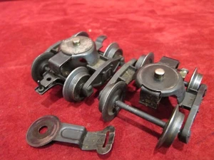 LIONEL POSTWAR  PAIR TENDER  TRUCKS.W/ DRAW BAR - Picture 1 of 10