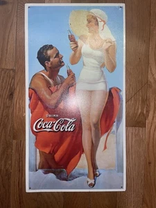 "Letrero de metal Drink Coca-Cola - Hombre y mujer en la playa 16""x8,5""" - Imagen 1 de 2