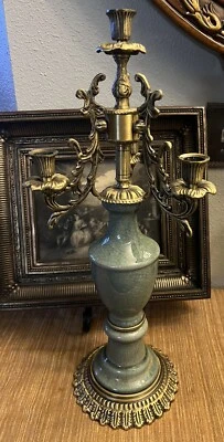 Candelabro francés vintage de latón de porcelana verde claro de los años 60 21" de alto 3 brazos Foto 1 de 4