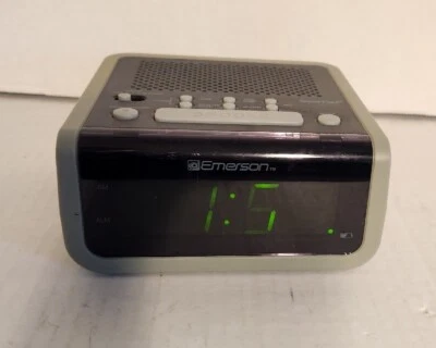 Emerson SmartSet Clock Radio Easy To Read Electric 3 Alarm Modes CKS-1702 - Image 1 of 4