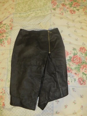 Falda de cuero hasta la rodilla Neiman Marcus. Nunca usado con etiquetas. Cremallera abertura Foto 1 de 4