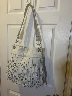 Bolso de hombro Maxx New York de cuero blanco con flecos con detalles de ojal en tono plateado Foto 1 de 4
